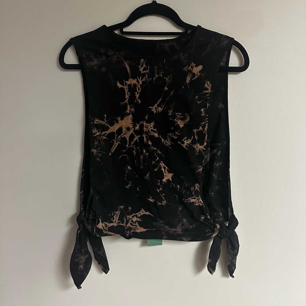 Tie-Dye Black and Brown Sleeveless Tie-Hem Top